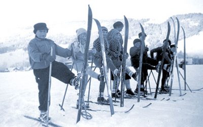 Zakopane, luty 1932 r.: dzieci podczas nauki jazdy na nartach. Źródło: Narodowe Archiwum Cyfrowe