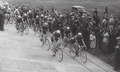 Start honorowy do kolarskiego Wyścigu Dookoła Polski na torze na Dynasach, 1937 r. Źródło: Narodowe Archiwum Cyfrowe