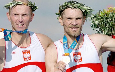 Robert Sycz i Tomasz Kucharski ze złotymi medalami igrzysk olimpijskich w Atenach w 2004 r. Fot. Przemek  Wierzchowski / PAP