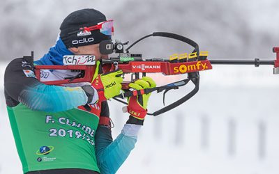 Biathlonista z karabinem podczas strzelania w pozycji stojącej. Źródło: domena publiczna