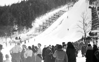 Kibice zebrani pod skocznią na Krokwi  podczas międzynarodowych zawodów narciarskich w 1931 r. Źródło: Narodowe Archiwum Cyfrowe