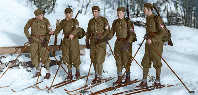 Polska reprezentacja w wojskowym biegu patrolowym podczas międzynarodowych zawodów narciarskich FIS. Zakopane, luty 1929 r.  Źródło: Narodowe Archiwum Cyfrowe