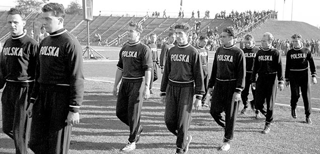 Reprezentanci Polski podczas meczu lekkoatletycznego Polska – Norwegia w 1955 r. Fot. Tadusz Drankowski / PAP